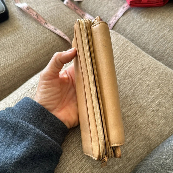 Camel colored genuine cowhide leather wallet by Buxton - Picture 4 of 10